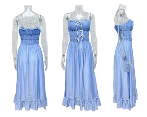 Détails de la robe midi bleue évasée avec ourlet à volants et corsage à lacets