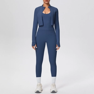 Vista frontale dettagliata del set yoga 3 pezzi blu navy con giacca e pantaloni sportivi