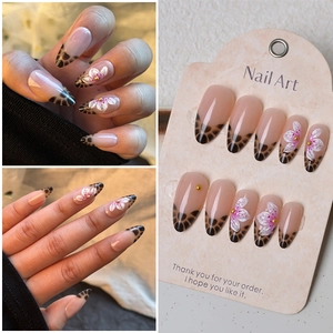 Détails d'ongles amande léopard 5D avec fleurs gaufrées 3D et perles dorées