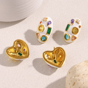 Boucles d'oreilles en acier doré 18K avec émail blanc et zircons colorés