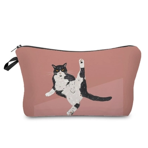 Dettaglio della borsa cosmetica rosa in tela con simpatica stampa di gatto bianco e nero