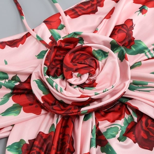 Ensemble deux pièces rose avec rose en 3D et élégant imprimé satiné floral pour femme