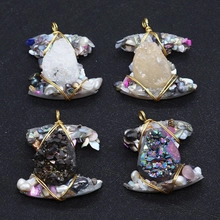 Détails de quatre pendentifs artisanaux en fil de fer avec pierres de cristal naturel
