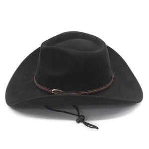 Détail du chapeau de cowboy avec bande en cuir tressé et boucle en métal ajustable
