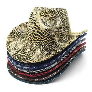 Chapeaux de cowboy en peau de serpent multicolores empilés sur un fond blanc neutre