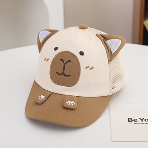 Dettaglio del cappellino estivo traspirante per bambini con muso di animale e orecchie 3D