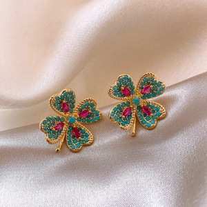 Détail de boucles d'oreilles vintage fleurs avec perles turquoise et cristaux mauves
