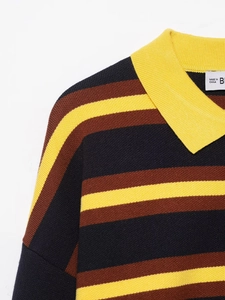 Detail des Polo-Strickkragens mit gelben, braunen und marineblauen Streifenmuster
