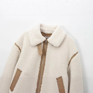 Veste en peau de mouton avec patchwork crème et marron, fermeture éclair et grand revers