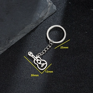 Porte-clés guitare minimaliste en acier inoxydable argenté avec détails de dimensions