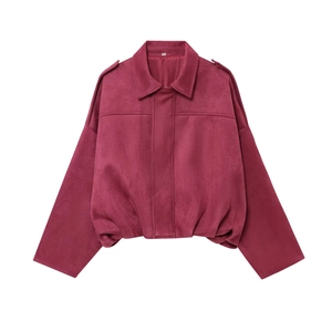 Chaqueta bomber granate de gamuza sintética para mujer con hombreras y dobladillo