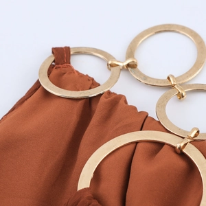 Braunes Boho-Maxikleid mit goldenen Metallringen am Ausschnitt und Chiffon-Stoffdetail