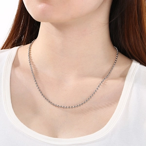Collier chaîne à billes en acier inoxydable argenté poli sur le cou d'un modèle