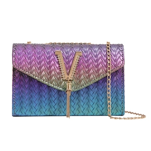 Sac bandoulière tissé dégradé violet et bleu avec fermoir en V doré et chaînette