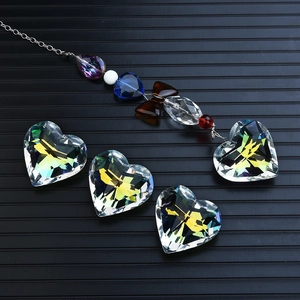 Gros plan de pendentifs en cristal de verre en forme de cœur avec perles colorées