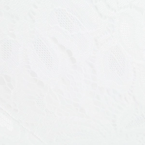 Detailaufnahme der Textur des weißen Spitzen-Netzgewebes an der ausgestellten Hose