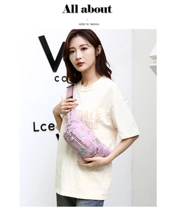 Détail du sac bandoulière en nylon lavande avec lettrage coloré et poches zippées multiples