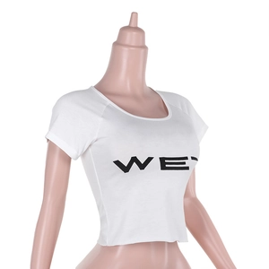 Detailansicht des weißen bauchfreien T-Shirts mit schwarzem WET-Aufdruck auf Stoff