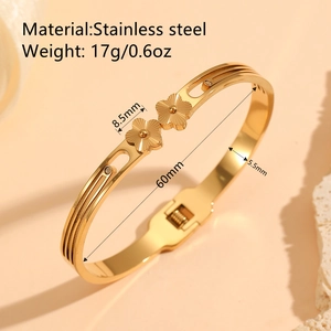 Bracciale rigido in acciaio inossidabile placcato oro 18k con due fiori satinati