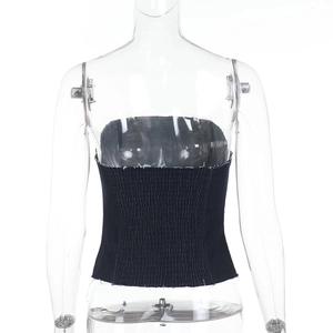 Détail de la taille smockée et de l'ourlet brut sur un haut bandeau en jean foncé