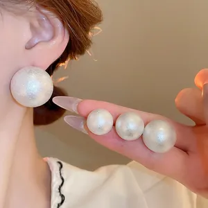 Orecchini a perno vintage in stile francese in varie dimensioni su modella e mano