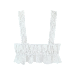 Détail d'un caraco en dentelle blanche avec bordures à volants et broderie florale crochet