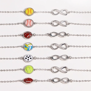Detailansicht der Sportarmbänder-Kollektion mit Baseball- und Tennis-Anhängern in 14k Gold