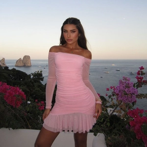Robe rose en mesh à épaules dénudées avec détails froncés et coupe moulante chic