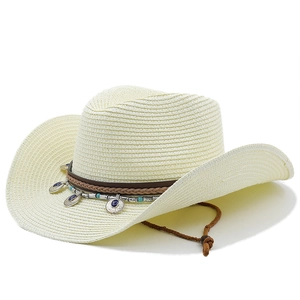 Détail d'un chapeau de paille cowboy avec perles turquoise et ornements vintage