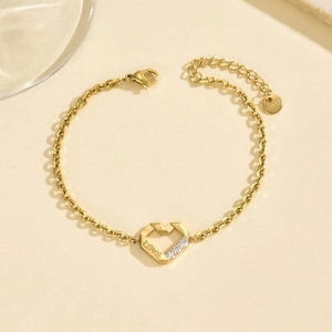 Elegante bracciale a cuore in acciaio inossidabile dorato con incisione LOVE e zirconi