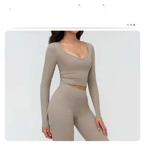 Détail du haut de yoga à col en V et du legging taille haute en couleur taupe terreux