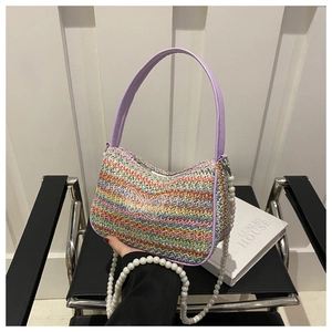 Détail du sac à bandoulière en paille colorée avec broderie papillon et chaîne perle