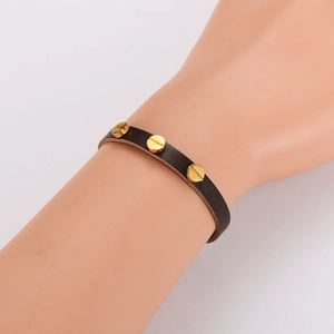 Bracciale punk in pelle testa di moro con tre borchie in metallo dorato a forma di vite
