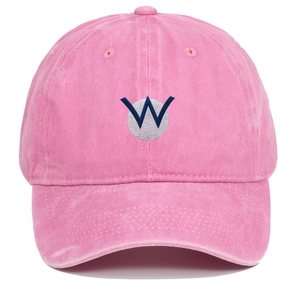Détail de la broderie lettre W bleu et gris sur casquette en coton lavé rose de qualité