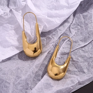 Vue détaillée des boucles d'oreilles gouttes en acier inoxydable plaqué or 18 carats