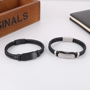 Gros plan de bracelets en cuir tressé double couche avec plaques en métal brossé et fermoirs