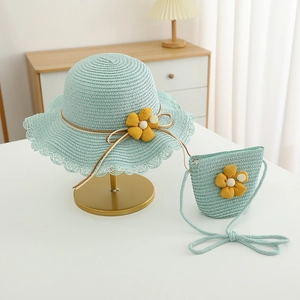 Detailansicht von Strohhut und passender Tasche mit gelben Blumen für Mädchen