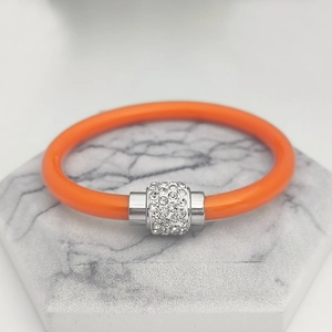 Details von orangefarbenem Kunstleder-Armband mit funkelndem Kristall-Magnetverschluss