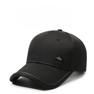 Dettaglio di un berretto da baseball nero in cotone con logo in metallo e trama in twill
