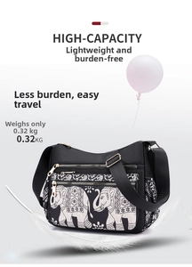 Dettaglio della borsa a tracolla in nylon stampato con elefanti, pesa solo 0,32 kg