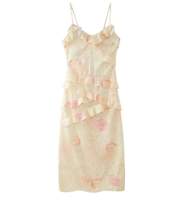 Détail d'une robe d'été à fleurs jaune clair avec ourlet à volants et tissu jacquard rose