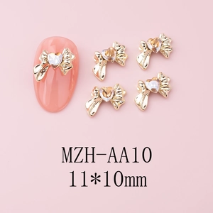 Dettaglio decorazione per unghie a fiocco cuore dorato con cristallo e misure 11x10mm