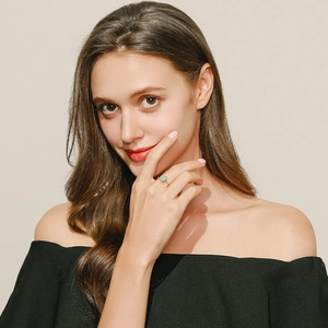 Elegant s925 sterling silver ring featuring a square-cut green gemstone on a model's hand