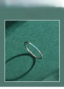 Vue détaillée d'une bague en argent S925 avec pierres turquoises sur velours vert