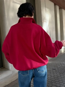 Rückansicht des trendigen roten Oversize-Sweatshirts mit halbem Reißverschluss