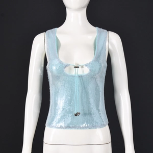 Détail du gilet slim à paillettes bleu clair avec design à lacets ajouré