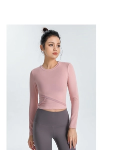 Détail du haut de yoga rose clair avec coupe ajustée et ourlet croisé unique