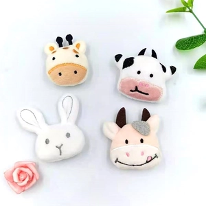 Détail à plat de broches en peluche d'animaux de dessin animé avec girafe et vache
