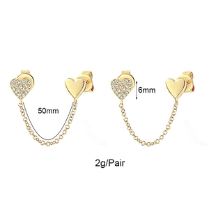 Orecchini a catena con cuore dorato e micro-zirconi incastonati in stile minimalista