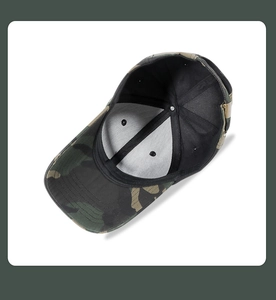 Vista dettagliata del cappello mimetico con fodera interna e cuciture di alta qualità